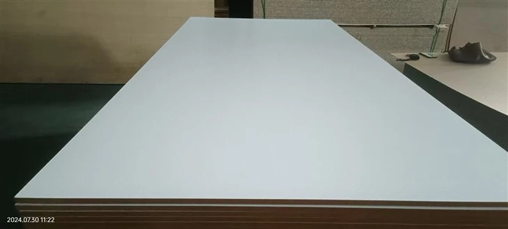 Ühepoolne / kahepoolne matt / kõrgläikiv melamiin MDF puitkiudplaat mööbli jaoks